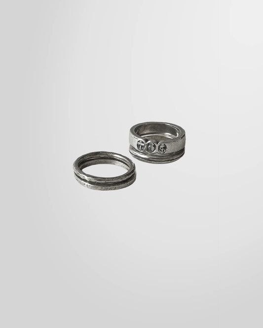 This is a front view of the stackable silver rings from Goti, which can be spread into two parts and worn on two fingers.