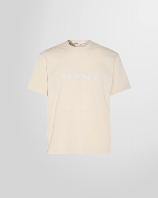 Front view of the Sunnei logo print t-shirt in a light beige cotton.