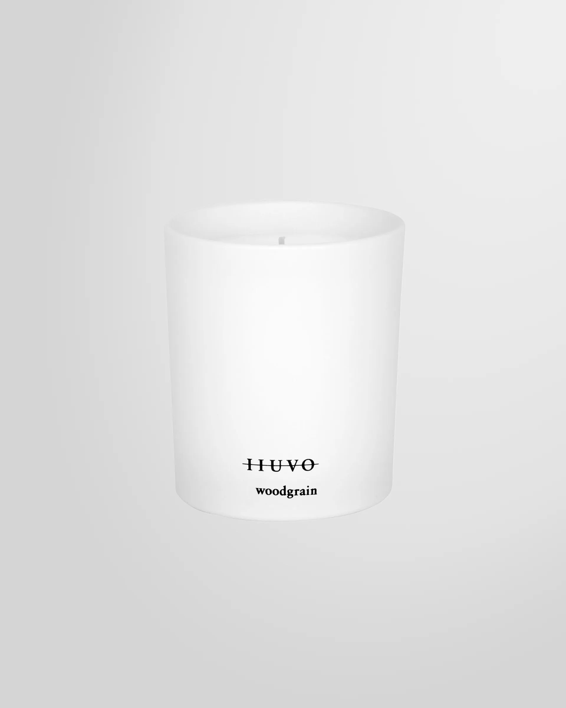 Front view of the woodgrain scented candle from iiuvo.