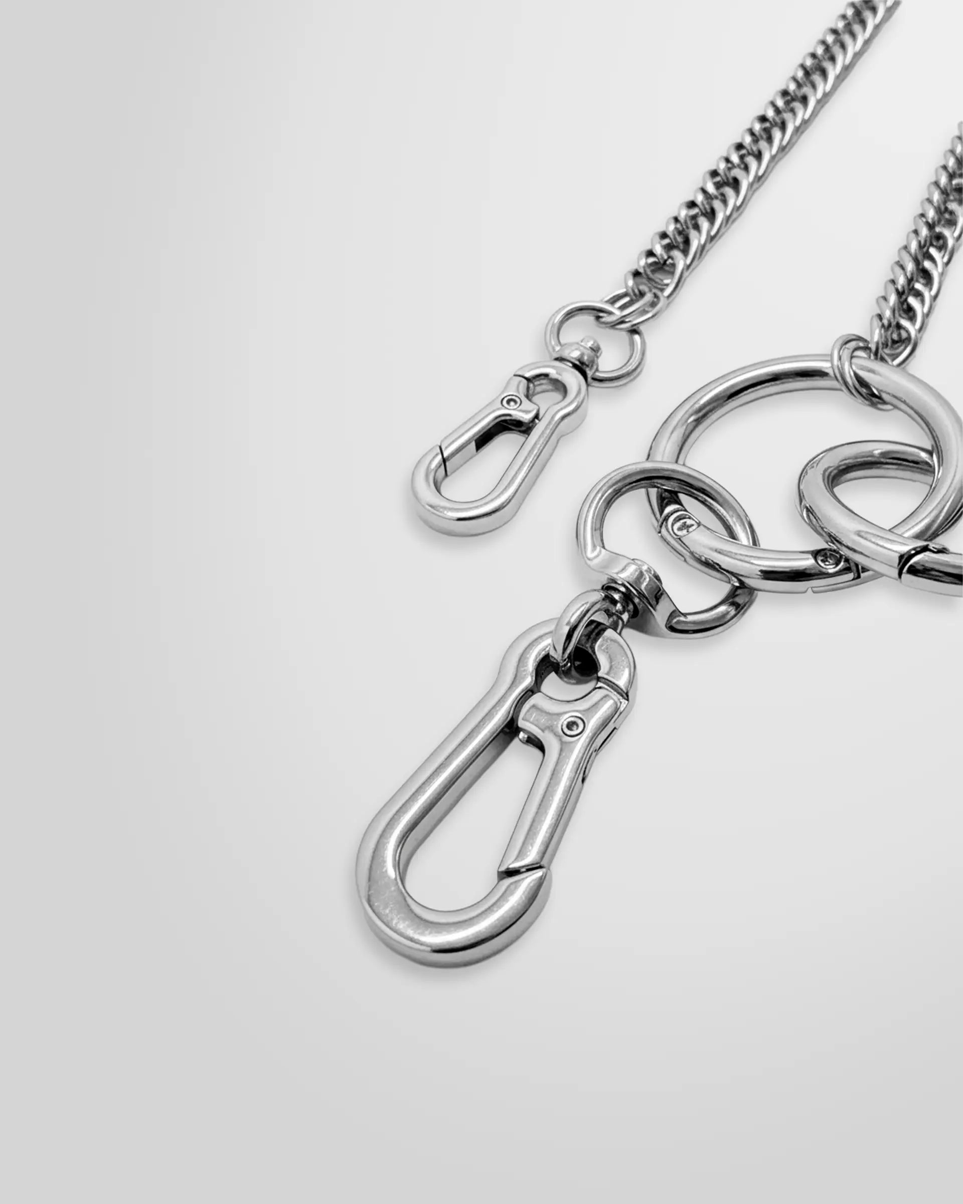 Close up view of the Not Guilty Homme Custer Chain in silver.