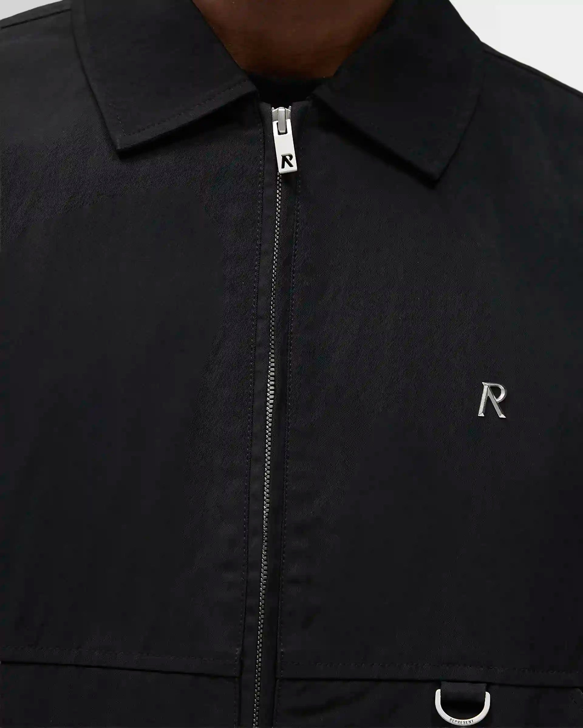 Represent Nylon Overshirt Jet Black – zip detail with custom R hardware and metal D-ring
