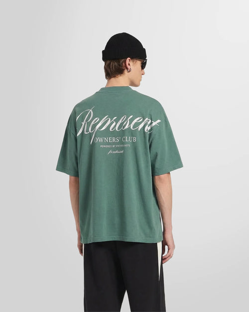 Back view of a model wearing the Owners’ Club script print with brushed effect in vintage green.