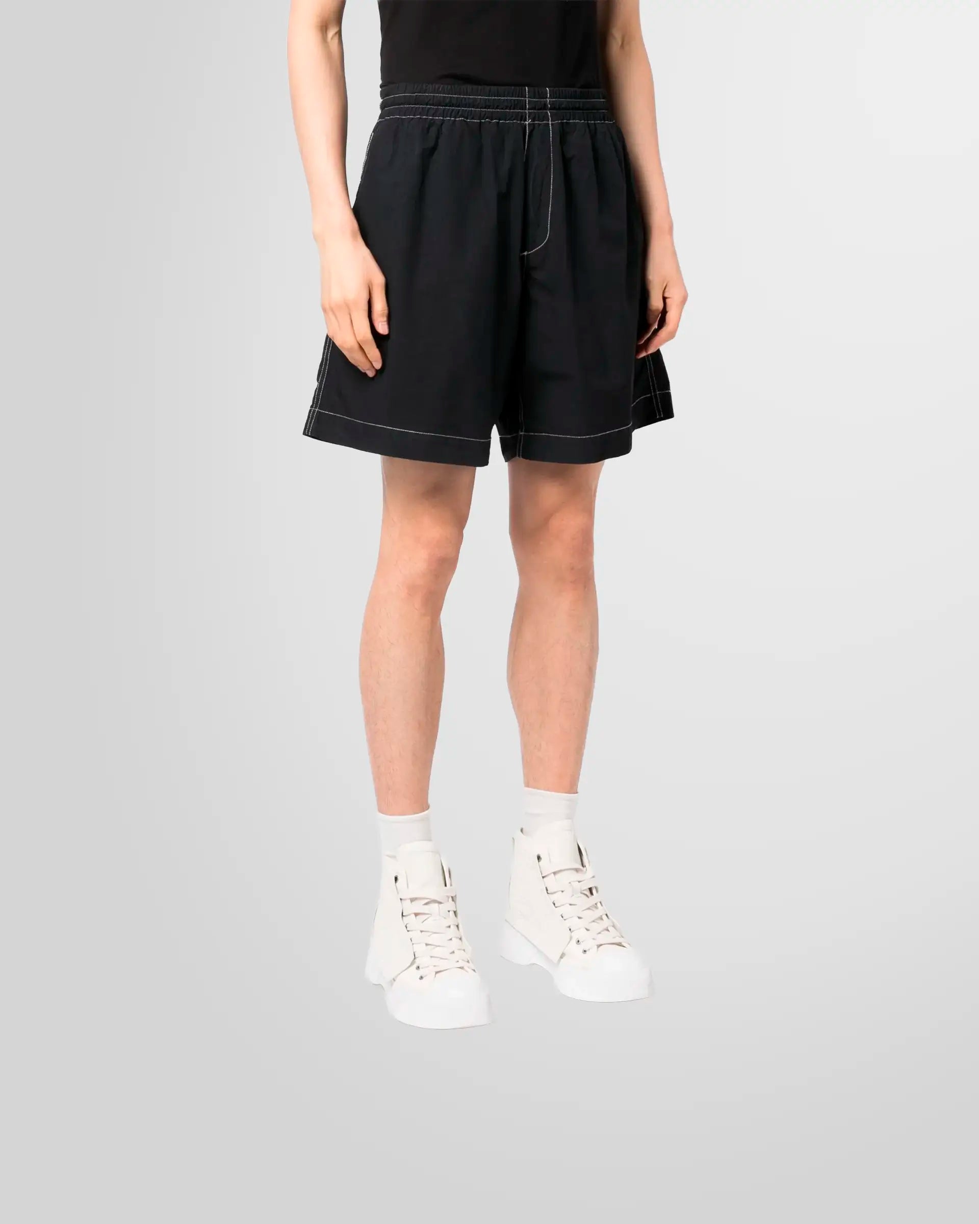 Model wearing the Sunnei elastic short pant